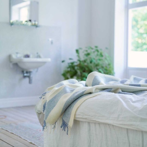 Klippan plaid Gotland Vertical stripe - heavenly blue white