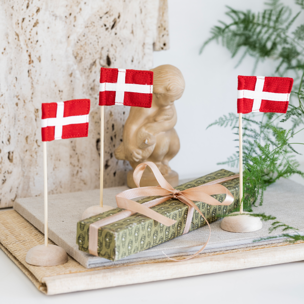Dannebrog mini bordflag med egetrsfod - 3 stk