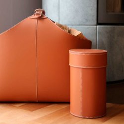 Cylinderbeholder til briketter i lder - sort med hvide syninger