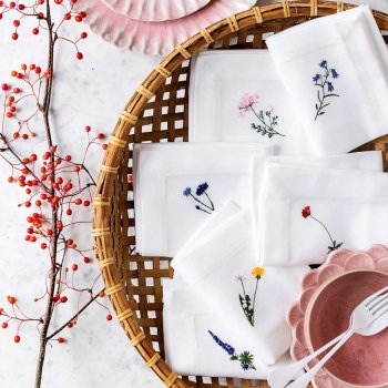 Flora servietter i flagdug 6 stk - broderede blomster 