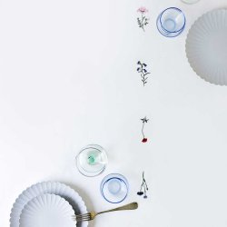 Flora dug i flagdug med broderede vilde blomster 