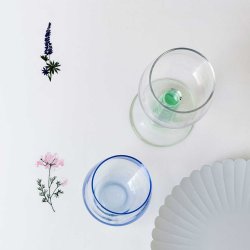 Flora dug i flagdug med broderede vilde blomster 