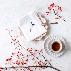 Flora servietter i flagdug 6 stk - broderede blomster 