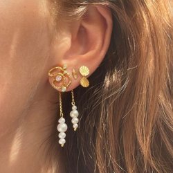Stine A rering -  Petit pearl berries behind ear gold