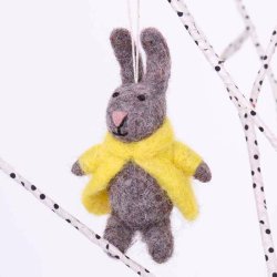 Pskepynt - kanin i gul frakke i uldfilt