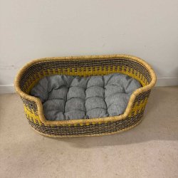 Hundekurv i naturflet med pude str small - natur/sort/gul