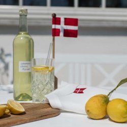 Dannebrog bordflag med egetrsfod