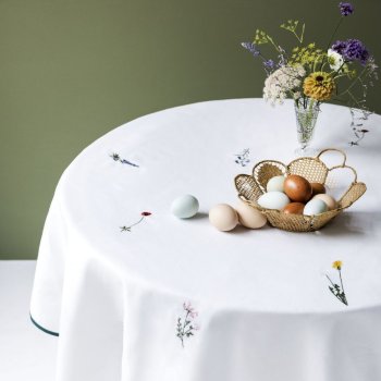 Flora dug i flagdug rund - broderede vilde blomster 