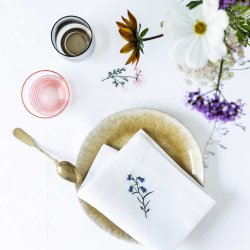 Flora dug i flagdug med broderede vilde blomster 