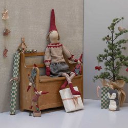 Maileg kravlenisse med magneter - pige i grblomstret kjole