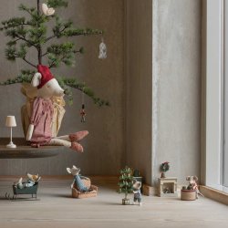 Maileg kravlenisse med magneter - pige i grblomstret kjole