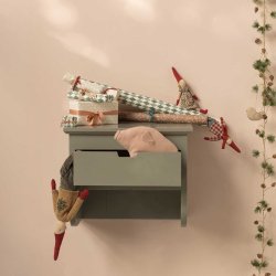 Maileg kravlenisse med magneter - dreng i sweater