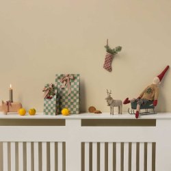 Maileg kravlenisse med magneter - pige i grblomstret kjole