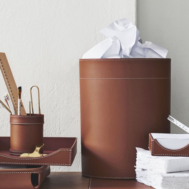Papirkurv i genbrugsl�der - cognac med hvide syninger