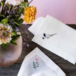 Flora servietter i flagdug 6 stk - broderede blomster 